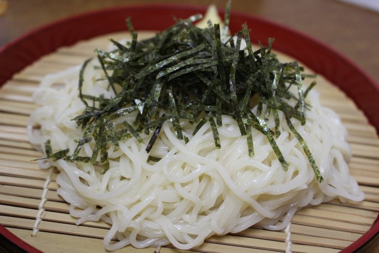 夏限定の生ひやむぎ700円もおすすめ。