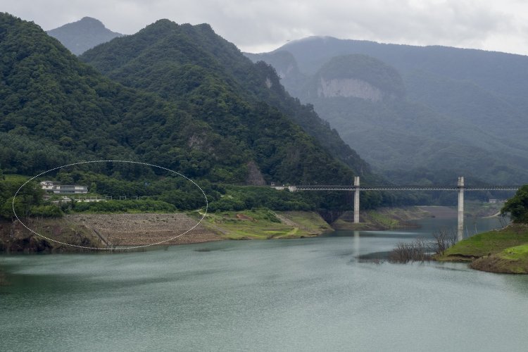 八ッ場大橋から長野原草津口駅方向を望む。あがつま湖のこの真下に旧川原湯温泉駅があった。現在の同駅は写真左手の架線柱が見えるあたり。