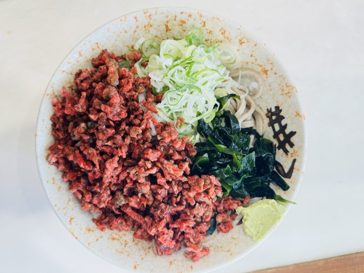 冷やし赤たぬきそば600円。カリカリ赤たぬきがクセになる味わい。