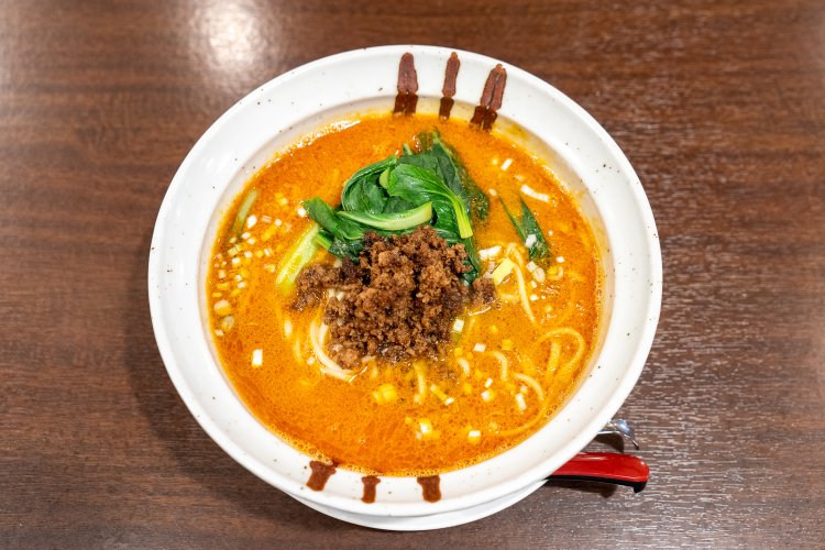 楓凛こだわりの担々麺は1050円。ランチタイムはご飯が1杯サービスだ。