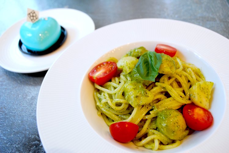 ランチにケーキを合わせてもよし。