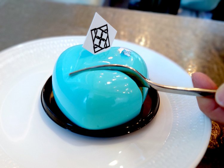 スプーンがすっと入る柔らかさ。中は濃厚バニラムースにカシスジュレが甘酸っぱい。