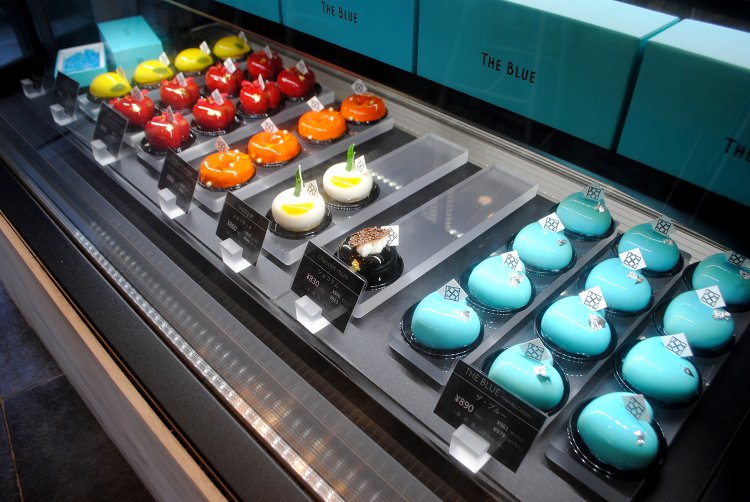 ショーケースに並ぶケーキは、色とりどりの宝石のような美しさ。