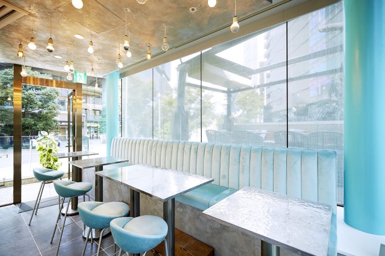 サムシングブルーの店内に、テーブル10席、エッグチェア2席。