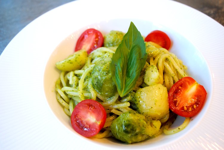 ランチで一番人気の、特製ジェノベーゼパスタ1320円。