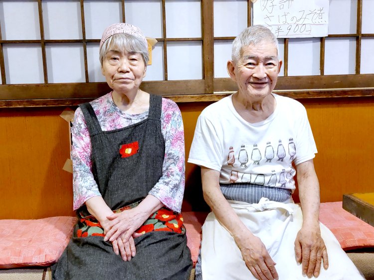 3代目店主の岩崎博茂さん（右）と君榮さん（左）。多くの常連客に愛されている、仲良しご夫妻だ。