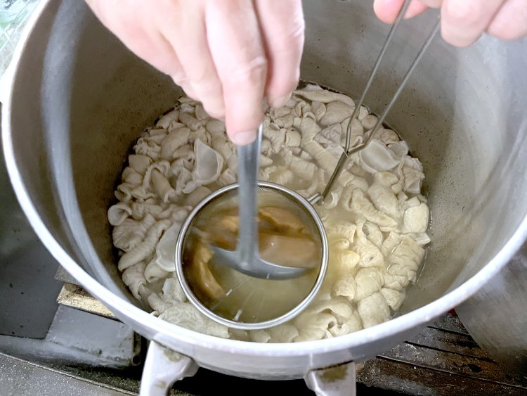 真夏でも人気のやわらか〜いもつ煮込みは味噌仕立てだ。