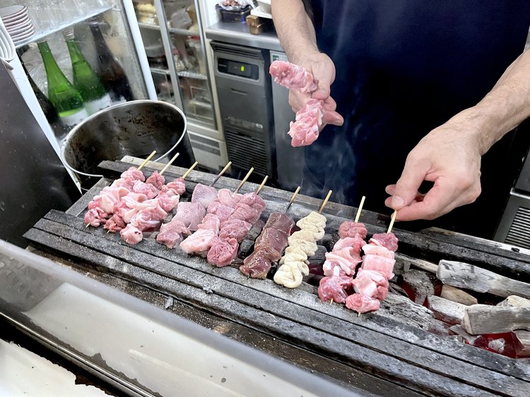 もつの下処理から串打ちまで自前で行う。「息子に教えたことはないですけど、2人で仕込みをしてるから見よう見まねで覚えたみたいですね」と義幸さん。