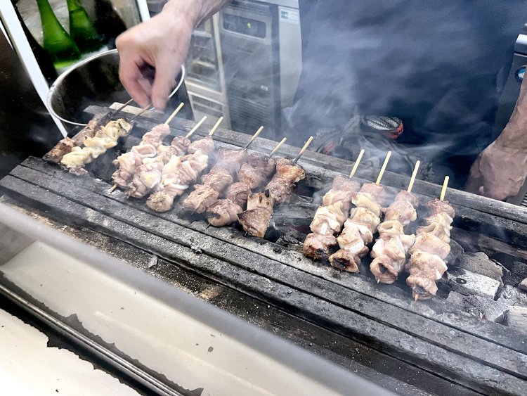 もつの下処理から串打ちまで自前で行う。焼き方のコツは「熟練の技」。