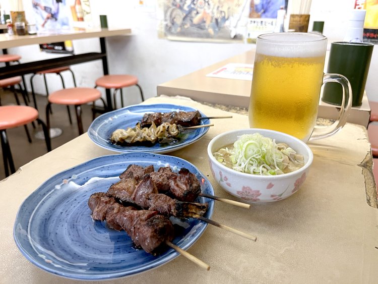 もつ焼きは塩味のカシラ、タン、ハツ、タレ味のシロとレバー。煮込みは味噌仕立てだ。