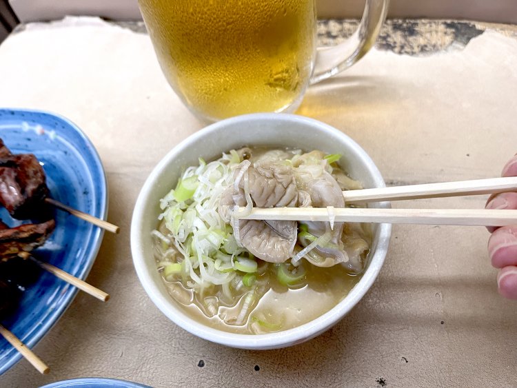 まろやかで優しい味噌仕立てのもつ煮込み。脂っこくないけど、旨味は十分。