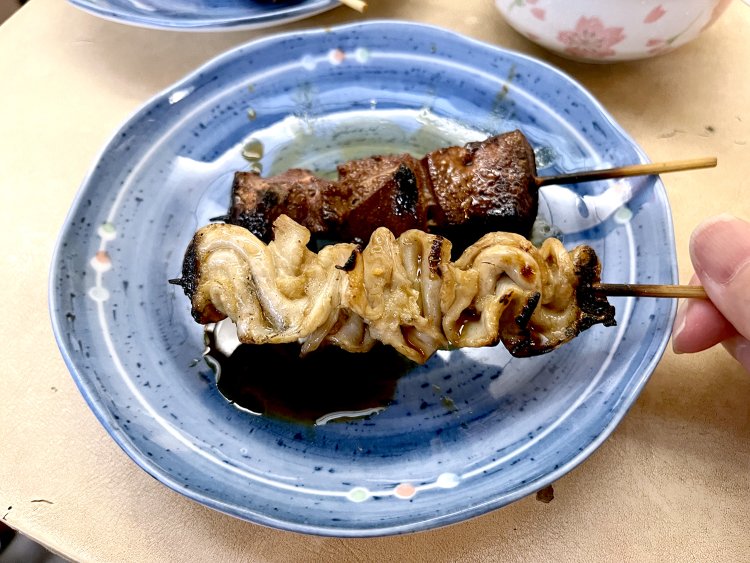 噛むほどに旨味が出てくるシロは歯切れが良く、味わい深い。どの串も炭焼きならではの香ばしさがある。