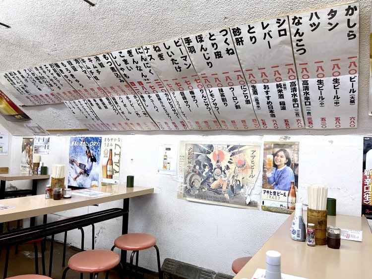 串焼きと軽めのアテでサクッと飲めるラインアップ。