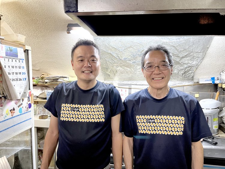 3代目の五十嵐義幸さん（右）と4代目で息子の貴洋さん。お2人ともこの店が大好きだそう。