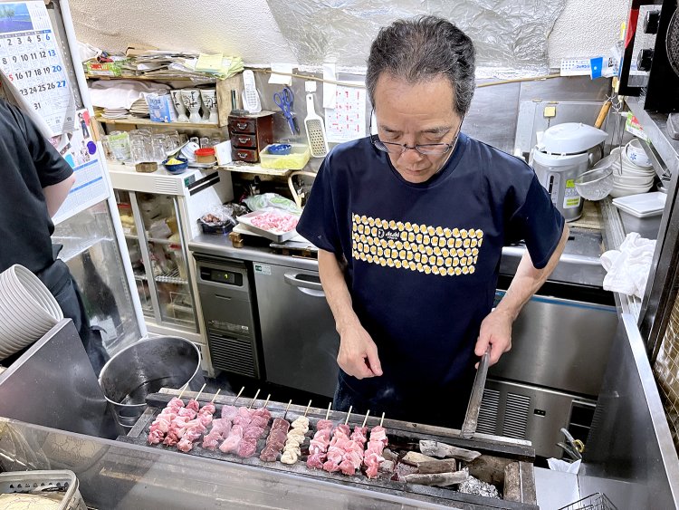 焼き方のコツを聞いたところ「その質問、いちばん困る（笑）。うーん、熟練の技!?　感覚的なのでうまく言えないです」と義幸さん。