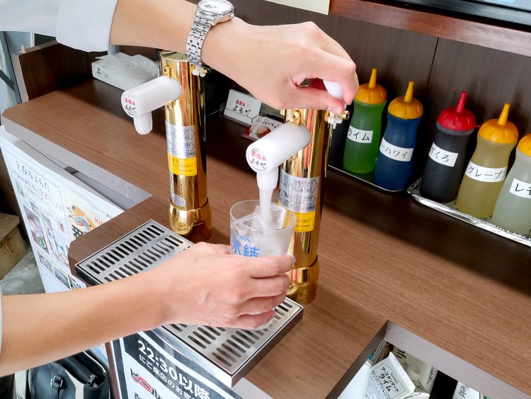 店内中央にあるサーバーから酎ハイを注ぐところ。操作方法は、レバーを手前に倒すだけ。