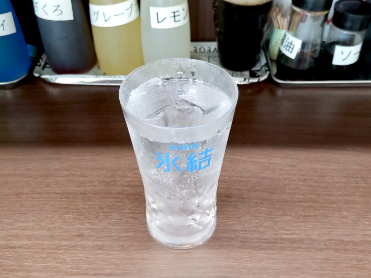 ベースとなる酎ハイのアルコール度数は約6％。卓上にある各種シロップで自由に味付けできる。