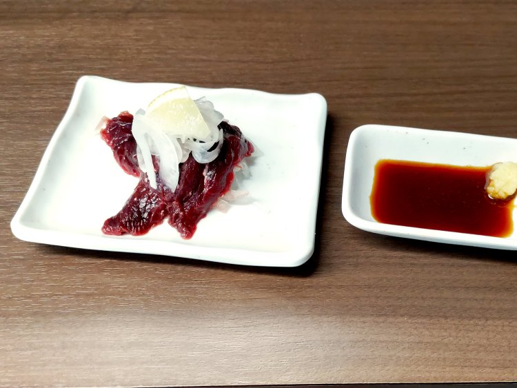 くじらの刺し身は、マグロや馬刺しを思わせる味＆食感。特製の甘ダレが、クジラの獣臭さを消してくれる。