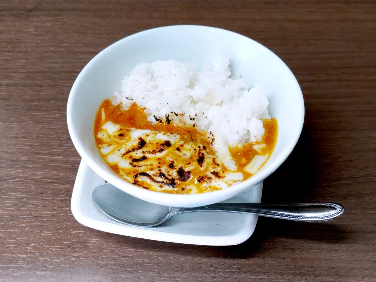 よもだカレー ～炙りチーズ～は、シャープな辛さが印象的。そばつゆを使用した、和風インドカレーだ。