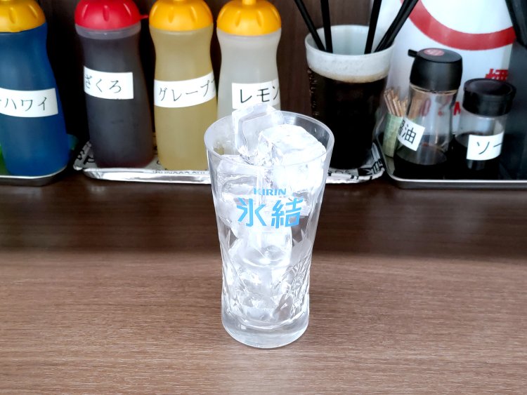 氷が入ったグラスを受け取ったら、飲み放題スタート。緑茶ハイ、ウーロンハイもある。