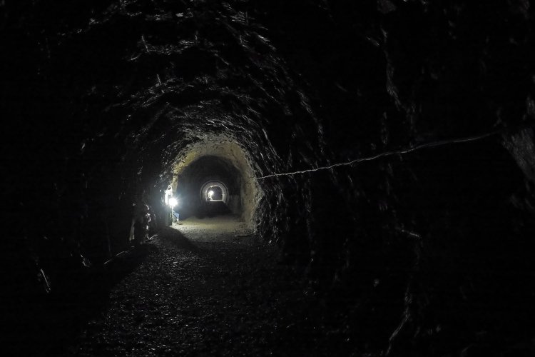 歩いていくたびにトンネル内部の断面が目まぐるしく変化する。観察するのに仕掛けの照明が役立った。