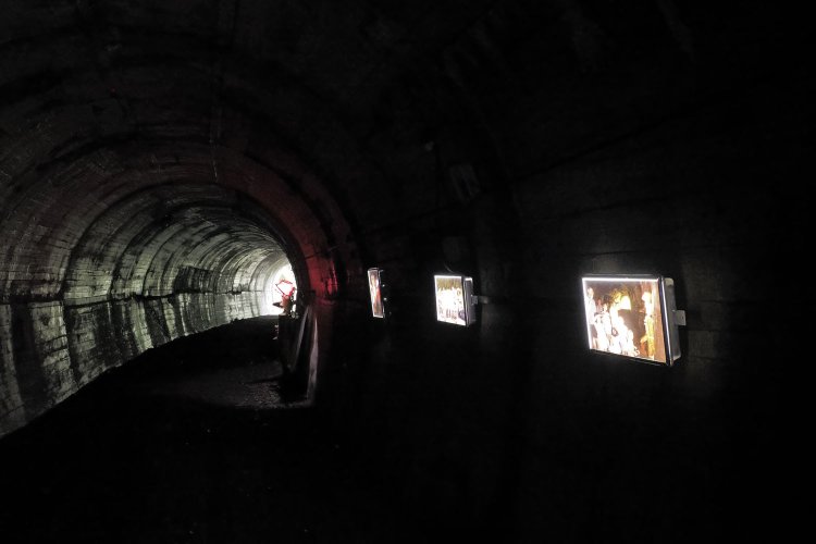 人感センサーにより、近づくと写真に照明が灯って浮かび上がって見えた。凝ったつくりである。2024年8月16日撮影。