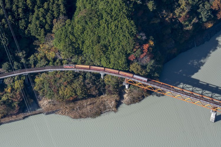 列車がいる真下に小芦沢トンネルがあった。左端に線路の残る橋梁がある。
