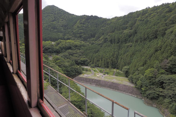 90‰の線路上からいちしろキャンプ場を見下ろす。一段高くなった位置に旧線があった。2024年8月16日撮影。