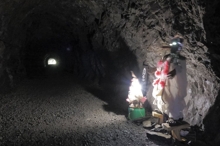 行く手には次々と仕掛けが現れる。これは目が光ってちょっと怖い。それが動くんです。2024年8月16日撮影。