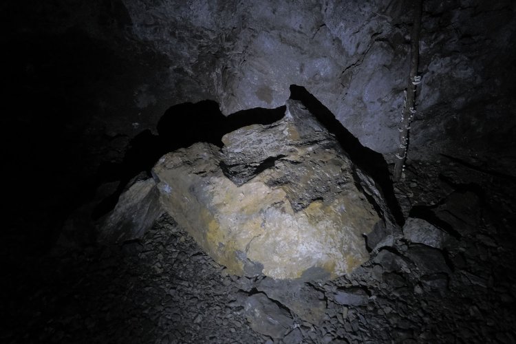 現役の頃の表記が残り、真っ暗になった先ではごそっと落下した岩盤もあった。この周囲は素掘りであった。2024年8月16日撮影。