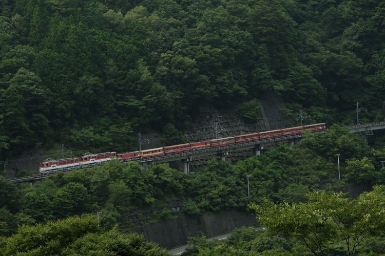 アプト区間を下っていく列車。勾配の下方にアプト式電気機関車ED90形を連結し、90‰の勾配を克服する。アプトいちしろ～長島ダム間。2020年7月19日撮影。