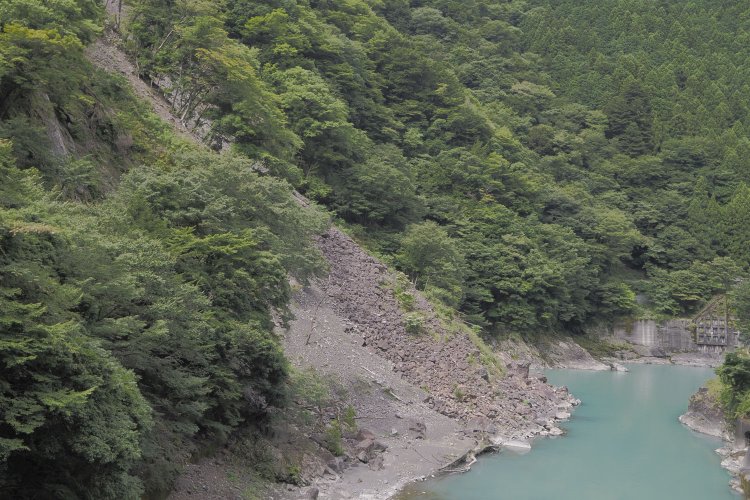 大井川電力軌道時代の右岸ルート線路は、大規模な土砂崩れに遭遇して途中で寸断している。車窓から見た。2024年8月16日撮影。