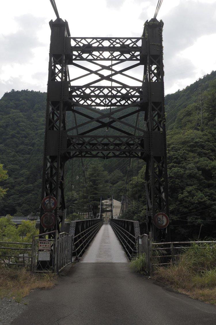 市代吊橋は三菱重工神戸造船所の製造。ここを大井川電力軌道のナローゲージ線路が敷かれていた。2024年8月16日撮影。