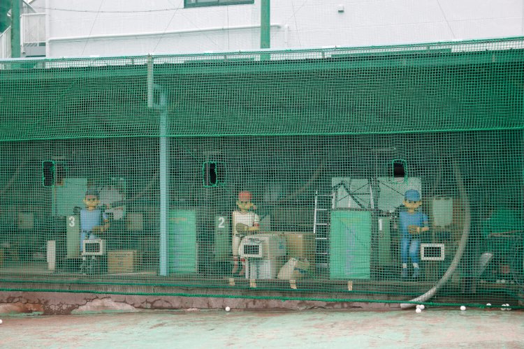 3台だけある人形型のピッチングマシン。漫画チックな4頭身でかわいい。