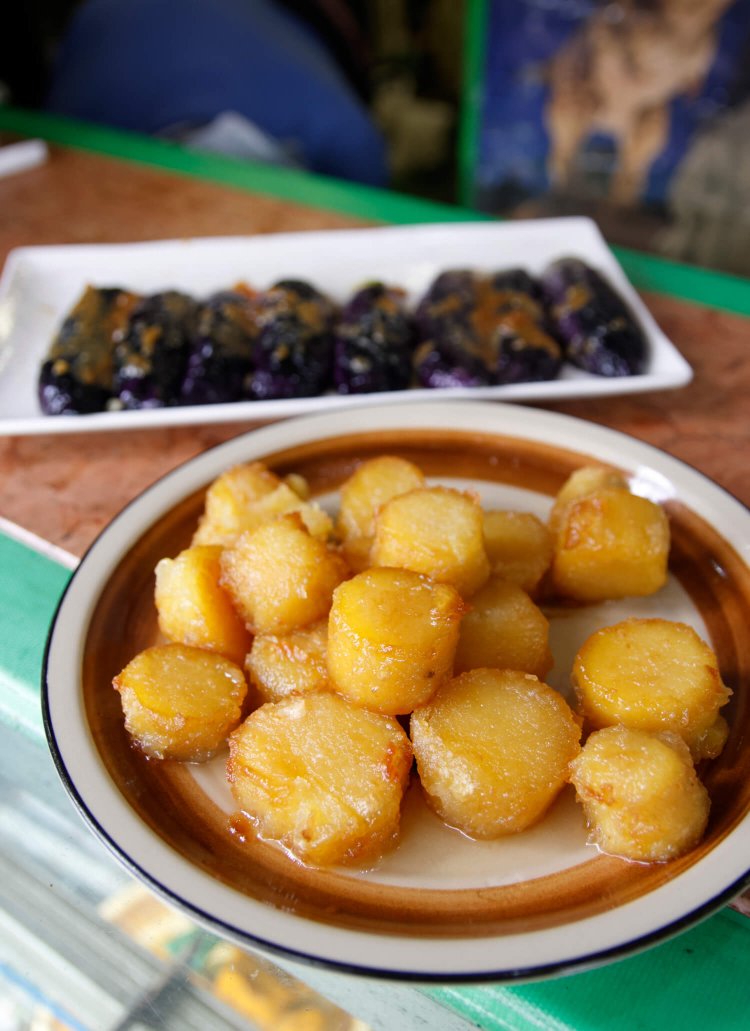 焼いもの大学芋は量り売り。揚げ茄子1切れ80円。