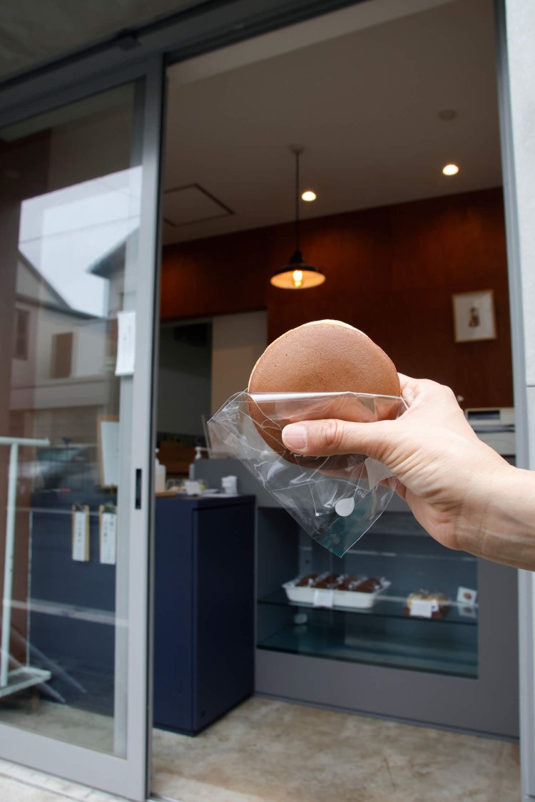 どらやき260円は手を汚さず食べ歩きやすい袋入り。