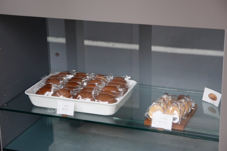 お行儀よく並んだどらやきの隣は、夏期間はお休みになるくるみ最中230円。