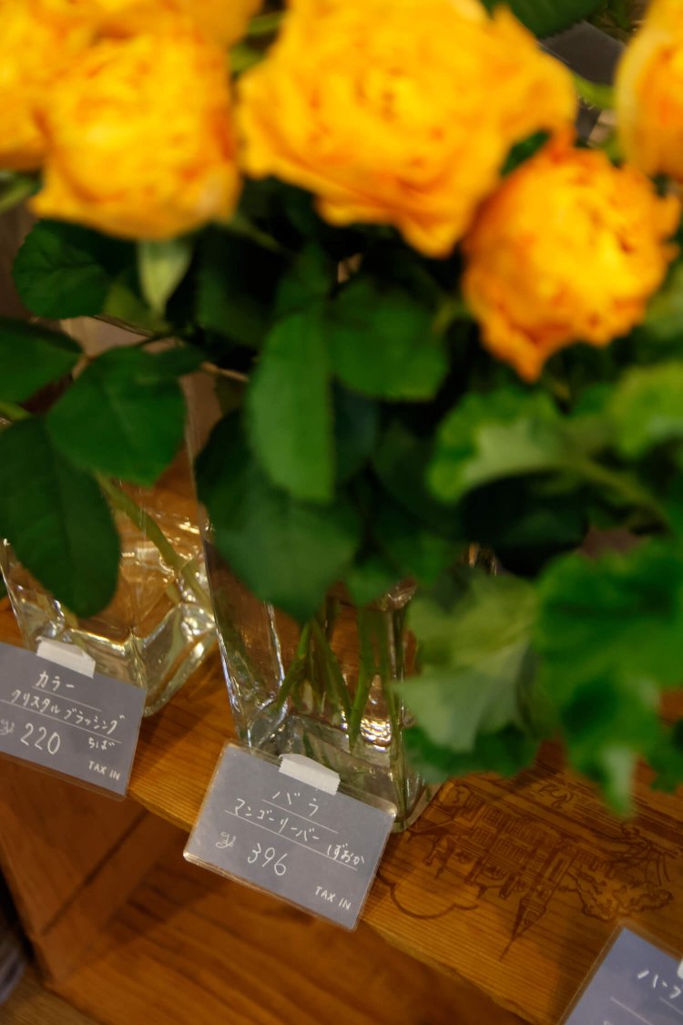 産地も書かれた花の値札。「ゆかりある地名だと親しみが湧くかなと思って」。