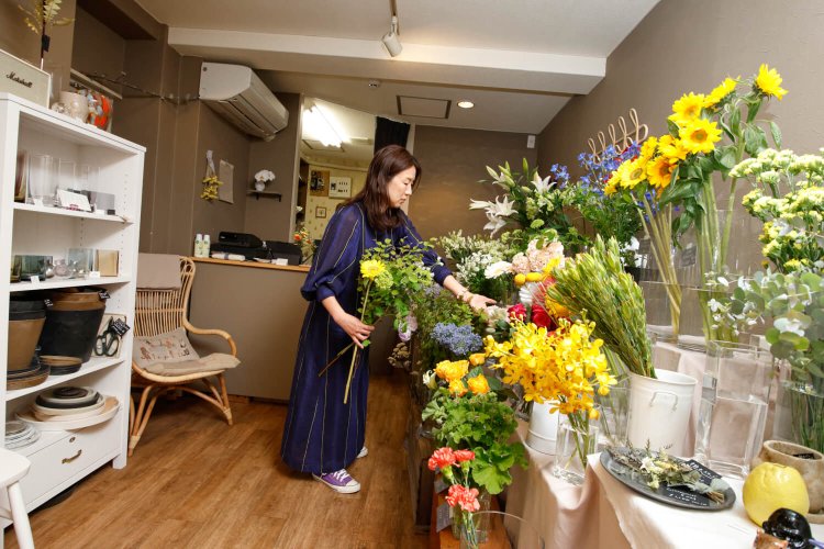 仕事は花、趣味は登山と自然を愛する伊藤美佐子さん。「緑多めの自然を感じる花束も得意です」。