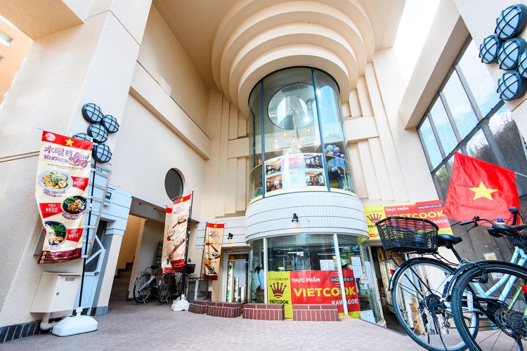 1階の食材店も人気だ。