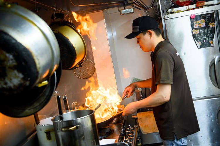 注文をガンガンさばくコック。