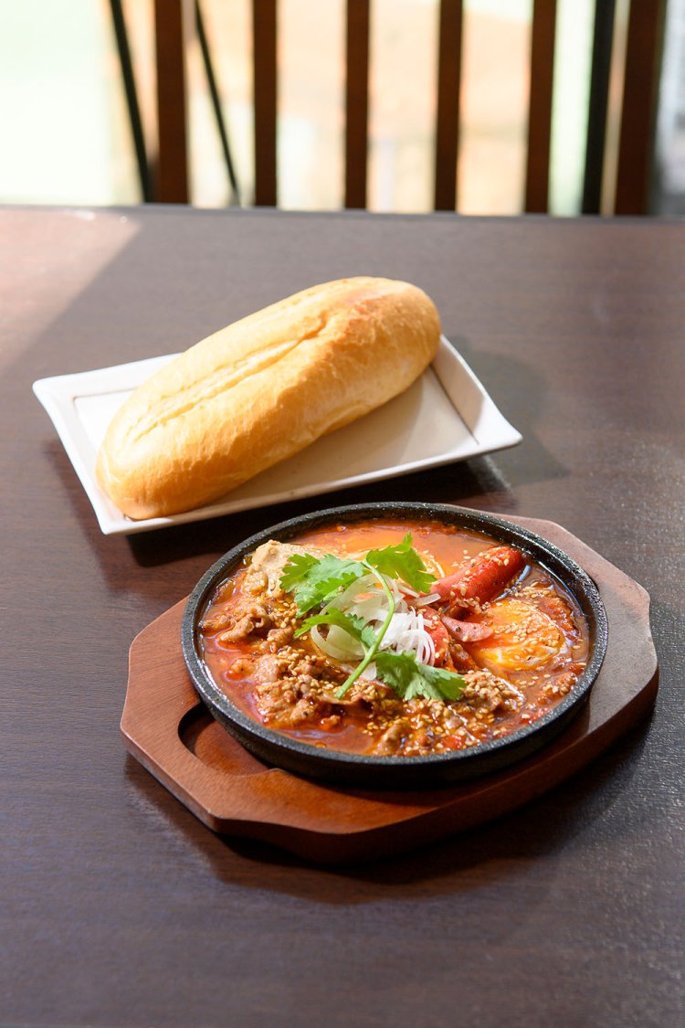 バインミーのオープンサンド版1350円はトマトベースのソースとレバーペーストをフランスパンにつけて。