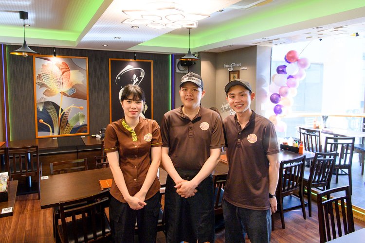 店を営むブイ・ファン・フーさん（右）。「妻と2歳の子供がいますが、川越は住みやすく、子育てしやすいですね」。