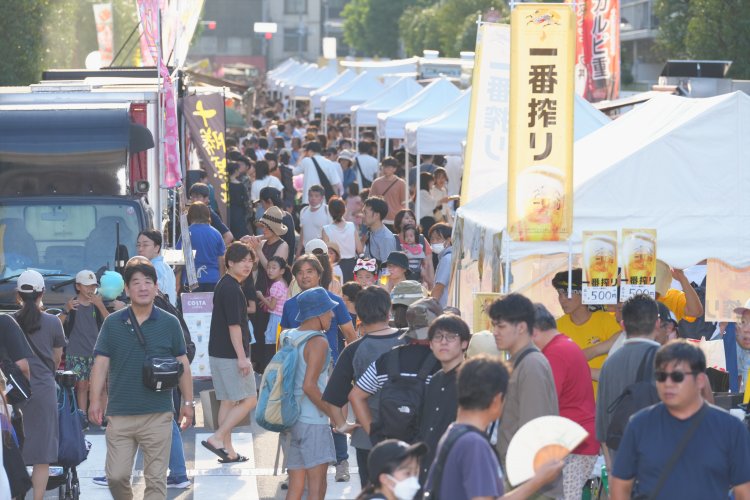 通りにズラリと出店も並び、グルメも満喫できる。