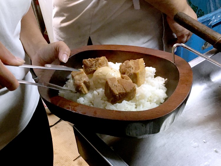 肉玉の正体は豚バラの角煮とゆで玉子だ。うーん、うまそう！