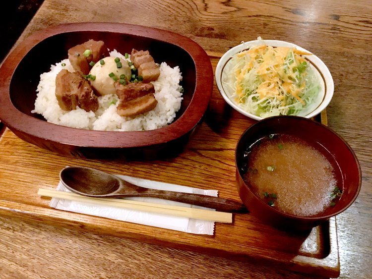 肉玉めしにはミニサラダと味噌汁がつく。