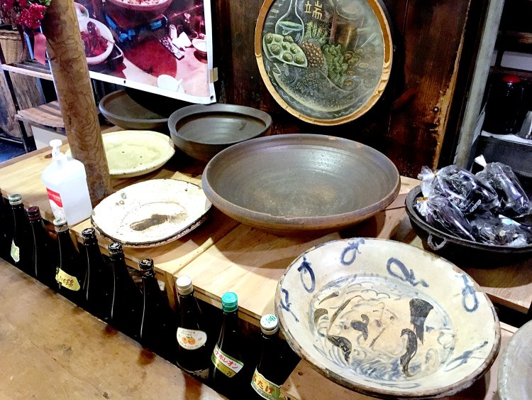 カウンター席に今も並ぶ大皿。お皿そのものにも歴史を感じる。