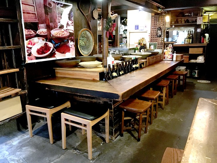 もとは炉端焼きカウンターだったカウンター席。