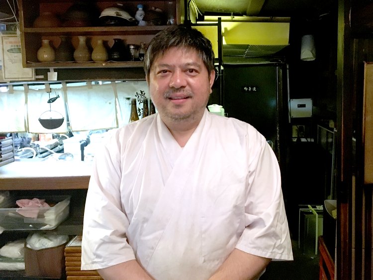 いつもニコニコ温厚なモウさん。先代オーナーから受け継いだ技で絶品料理を提供する。