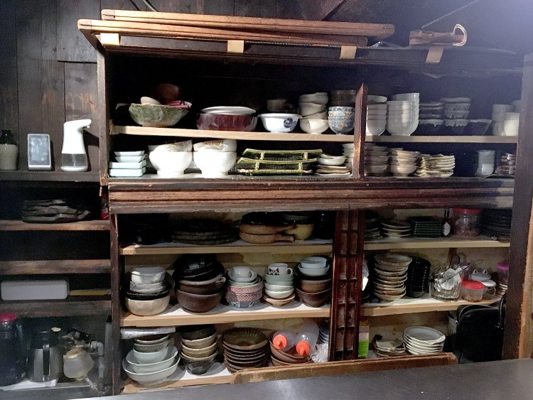食器類も歴史を感じるものが多い。